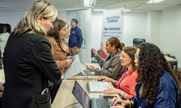 Foto de una feria de empleo en Bogotá.