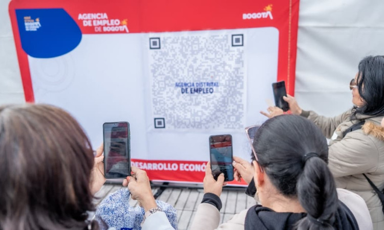 Foto de una feria de empleo en Bogotá.