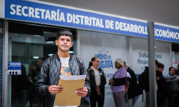 Foto de un hombre frente a la sede de la Agencia Distrital de Empleo de Bogotá.