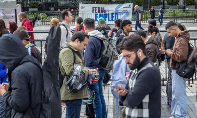 Foto de una feria de empleo en Bogotá.