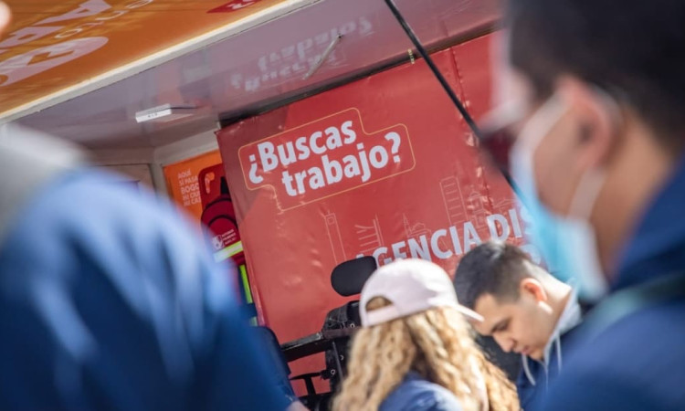 Foto de una feria de empleo en Bogotá.