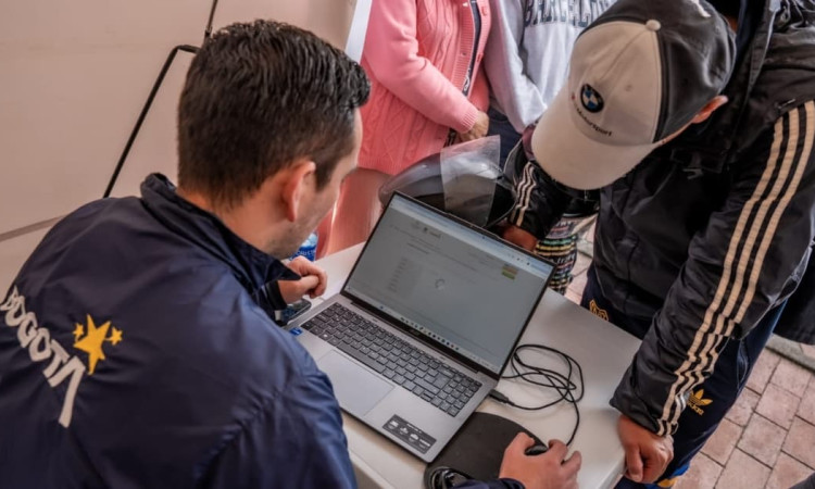 Foto de una feria de empleo en Bogotá.