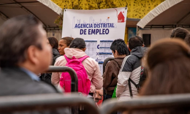 Foto de una feria de empleo en Bogotá.