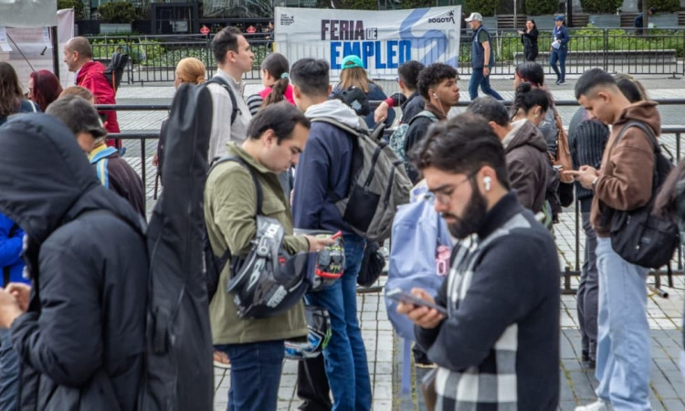 Foto de una feria de empleo en Bogotá.