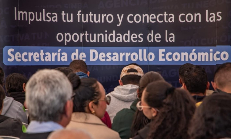 Foto de una feria de empleo en Bogotá.