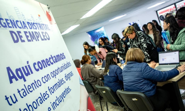 Foto de una feria de empleo en Bogotá.