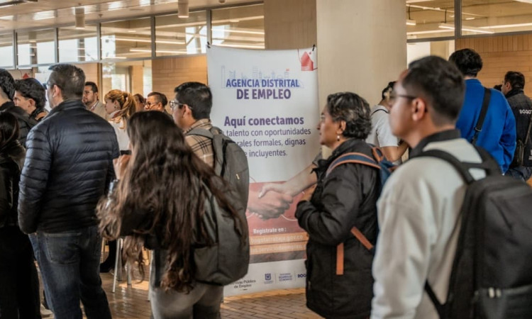 Foto de una feria de empleo en Bogotá.