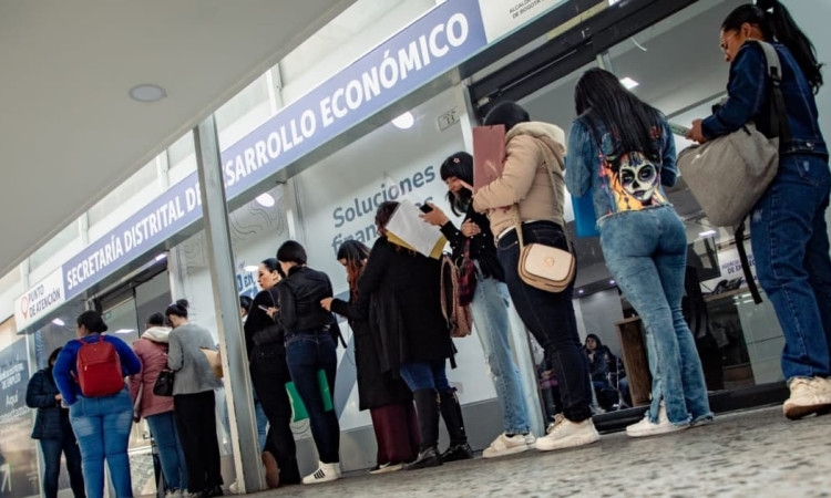 Foto de una feria de empleo en la sede de la Agencia Distrital de Empleo de Bogotá.