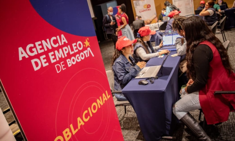 Asistente a la Unidad Móvil de Empleo con asesor de la Agencia Pública de Empleo.