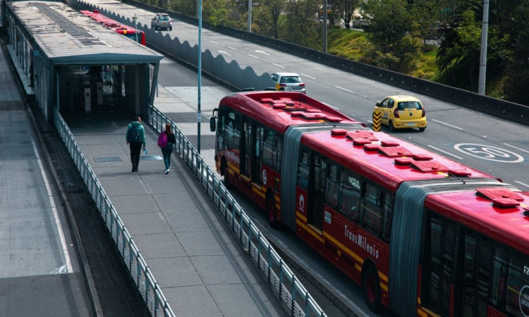 Foto de un bus de TransMilenio en una vía de Bogotá.