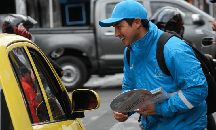 Foto que muestra una persona con la chaqueta del Acueducto de Bogotá 