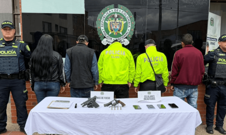 Foto que muestra cinco personas capturadas y dos policías 