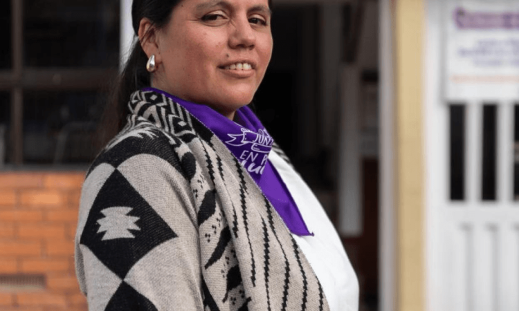 Mujer con una pañoleta morada en una Casa de Igualdad en Bogotá.