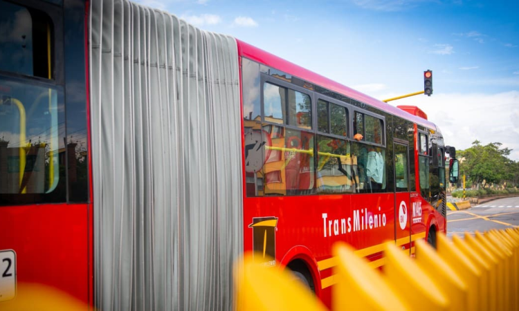 Foto de un bus de TransMilenio