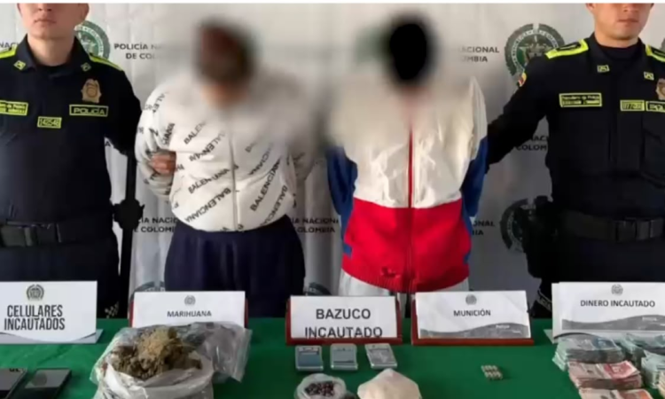 Foto de dos personas capturadas por la Policía 