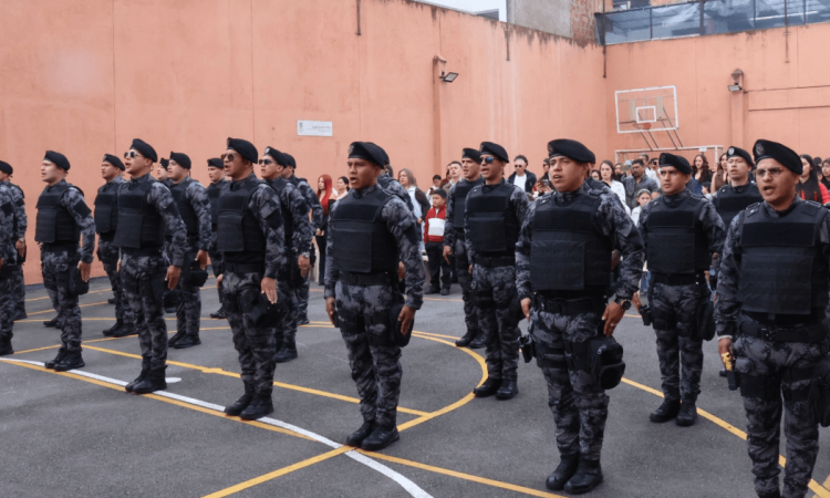 Guardianes de la Cárcel Distrital certificados en operaciones tácticas para el manejo de equipos antimotines.