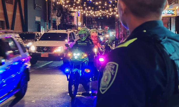 Policías patrullando una zona de rumba en Bogotá.