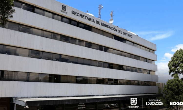 Foto que muestra una fachada de un edificio blanco con el letrero Secretaría de Educación 
