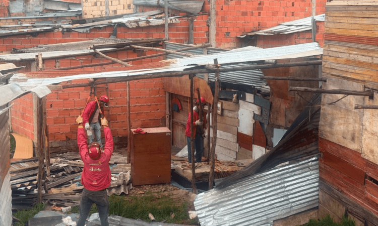 Entidades durante operativo contra tierreros en Ciudad Bolívar.