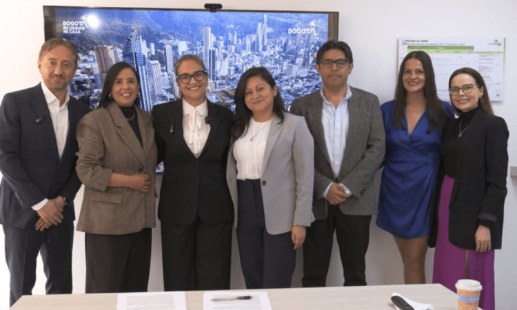 Foto que muestra un grupo de personas sonriendo 