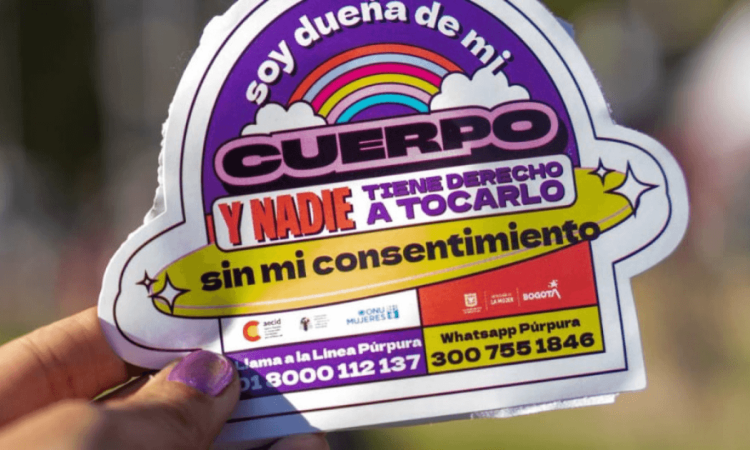 Sticker contra el acoso con información para mujeres sobre líneas de atención al acoso.