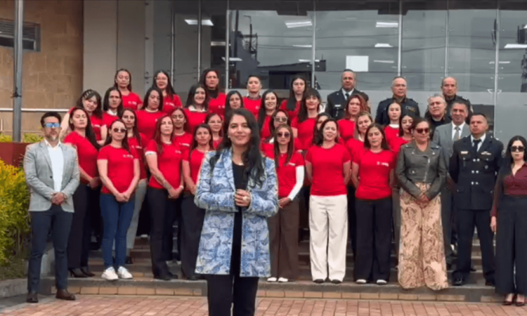 Foto de la directora del Cuerpo de Bomberos de Bogotá y las mujeres bomberas posesionadas.