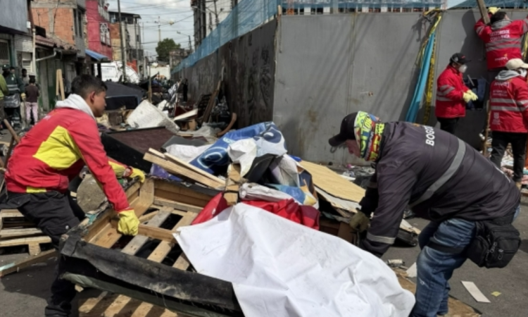 Foto de funcionarios del Distrito en un operativo de limpieza 
