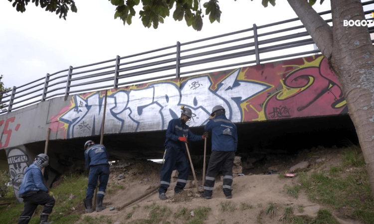 Funcionarios en labores de sellamiento de espacios bajo puente de la carrera Quinta con calle 26.