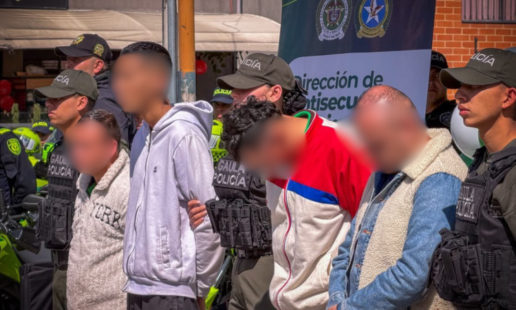 Foto de dos personas capturadas por la Policía 