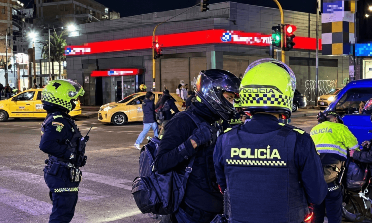 Policías en labores de registro a vehículos.