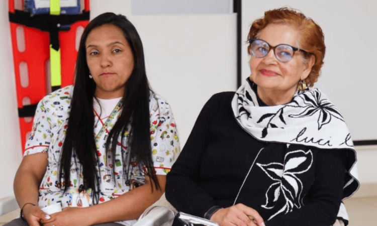 Dos mujeres sentadas.