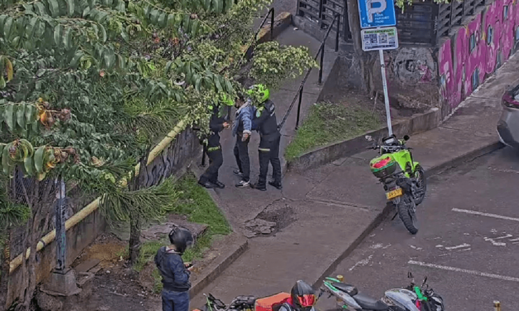 Imagen de cámara de seguridad: Policías capturando a presunto expendedor de droga. 