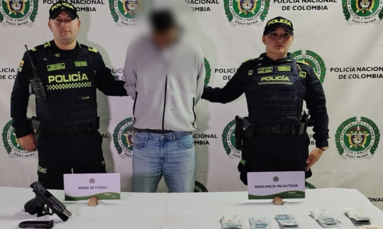 Foto de un hombre capturado junto a policías