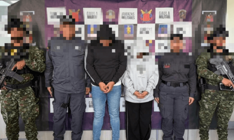 Dos personas capturadas, en medio de dos militares y dos agentes del CTI de la Fiscalía.