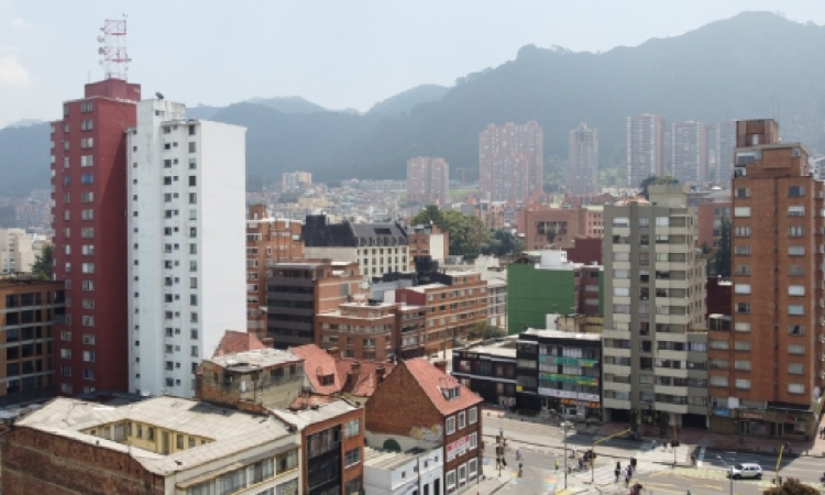 Foto de Chapinero Alto en Bogotá y de fondo los Cerros Orientales de Bogotá.