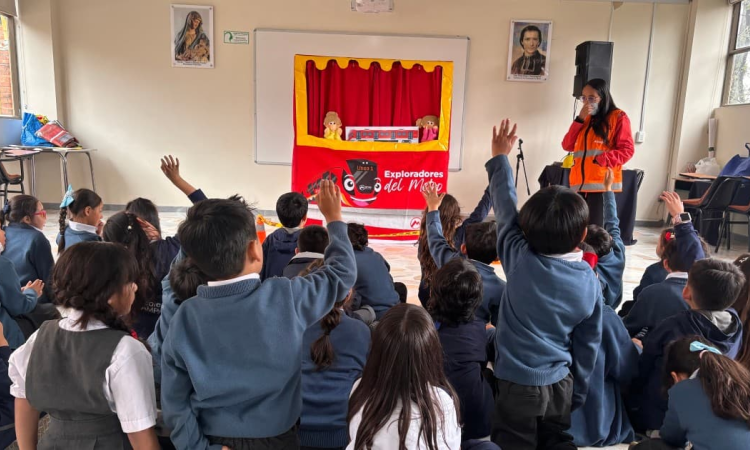 Foto de una actividad del Metro con estudiantes 
