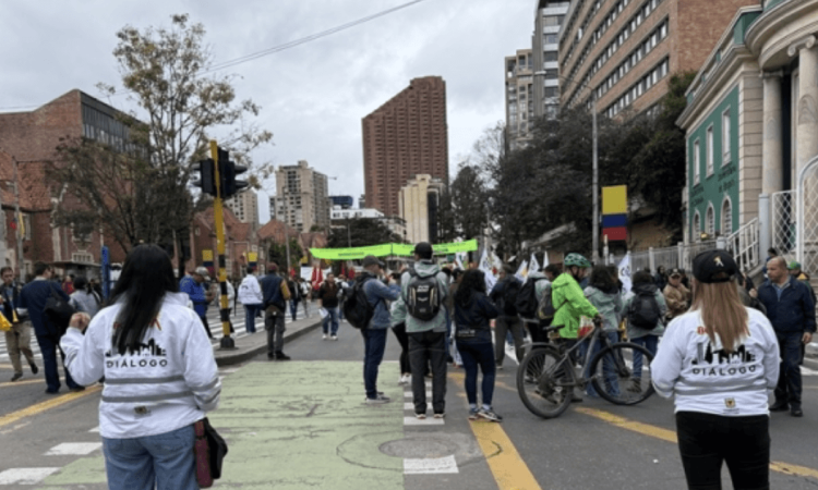 Gestores de diálogo durante movilización en Bogotá.