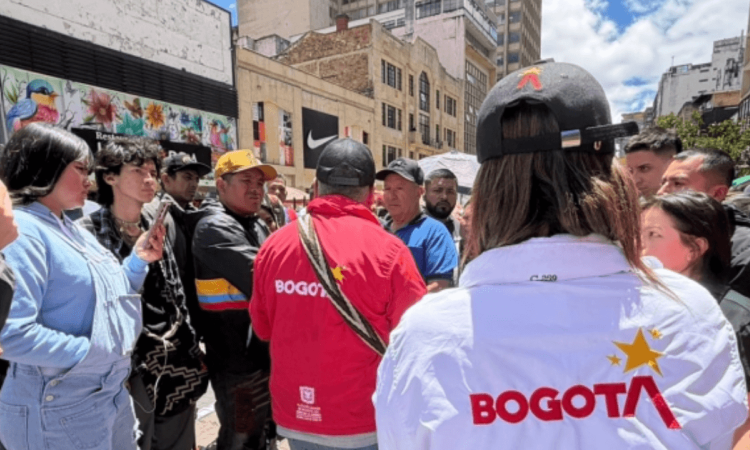 Gestores de Diálogo y de Convivencia dialogando con personas en una movilización.