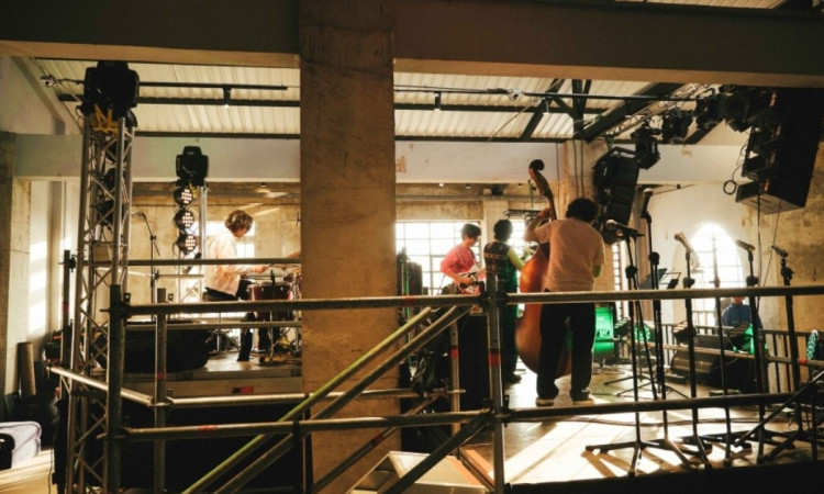 Imagen de varios artistas en ensayo de presentación.