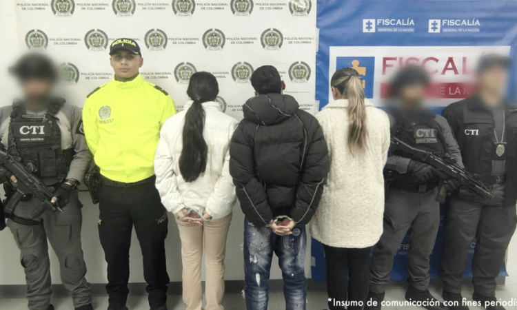 Tres capturados, en medio de policías y funcionarios de la Fiscalía.