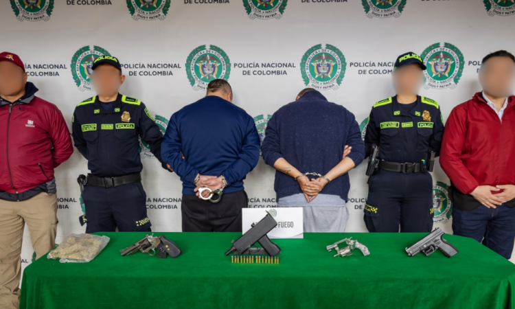 Foto que muestra a la Policía con los detenidos 
