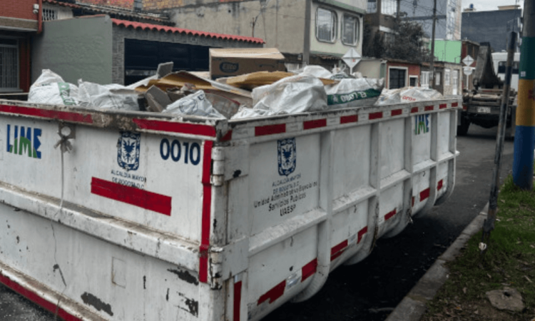 Foto que muestra un Ecopunto con residuos en Bogotá.