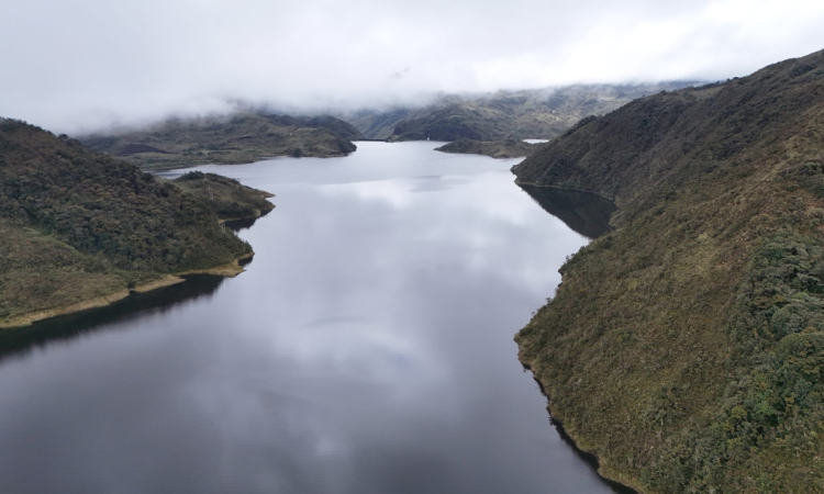 Foto que muestra un embalse 