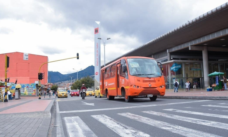 Foto de un bus de TransMilenio en una vía de Bogotá