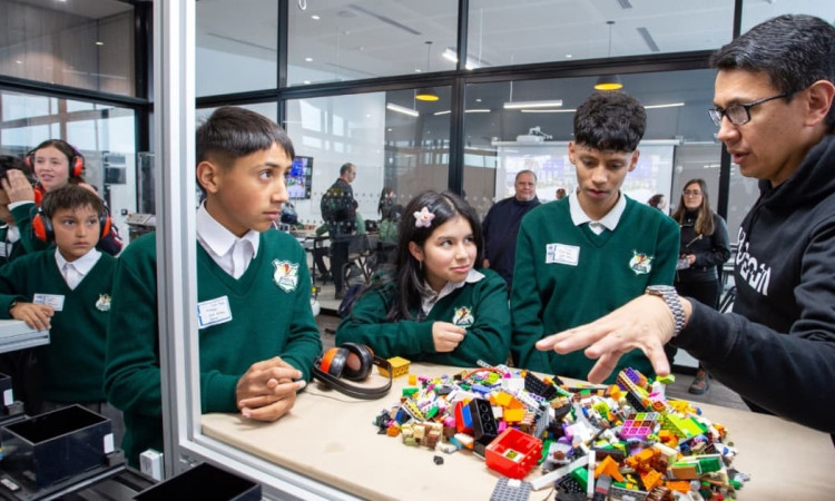 Estudiantes es una estación pedagógica que combina ciencia, tecnología, ingeniería, arte y matemáticas