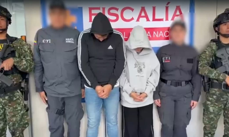 Foto de dos personas capturadas en Bogotá.