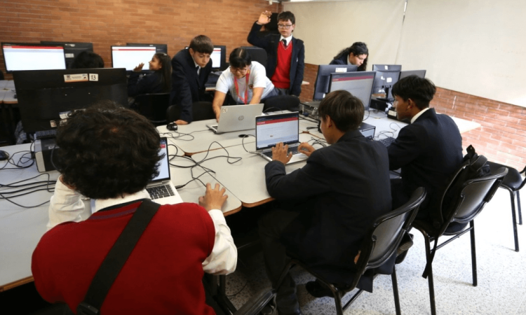 Foto que muestra estudiantes en un salón de clases 