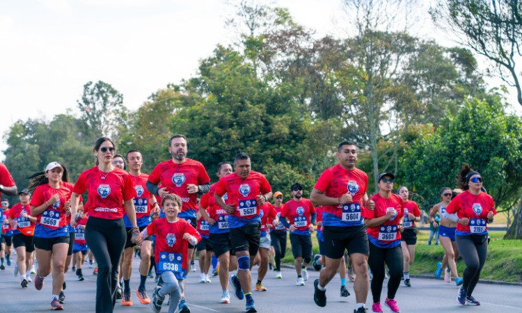 Foto que muestra personas corriendo por las calles 