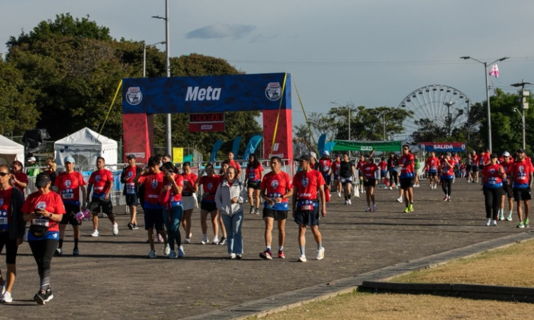 Foto que muestra personas corriendo por las calles 