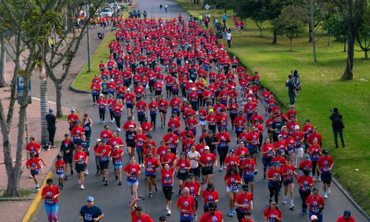 Foto que muestra personas corriendo por las calles 